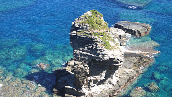 立神岩（たちがみいわ）